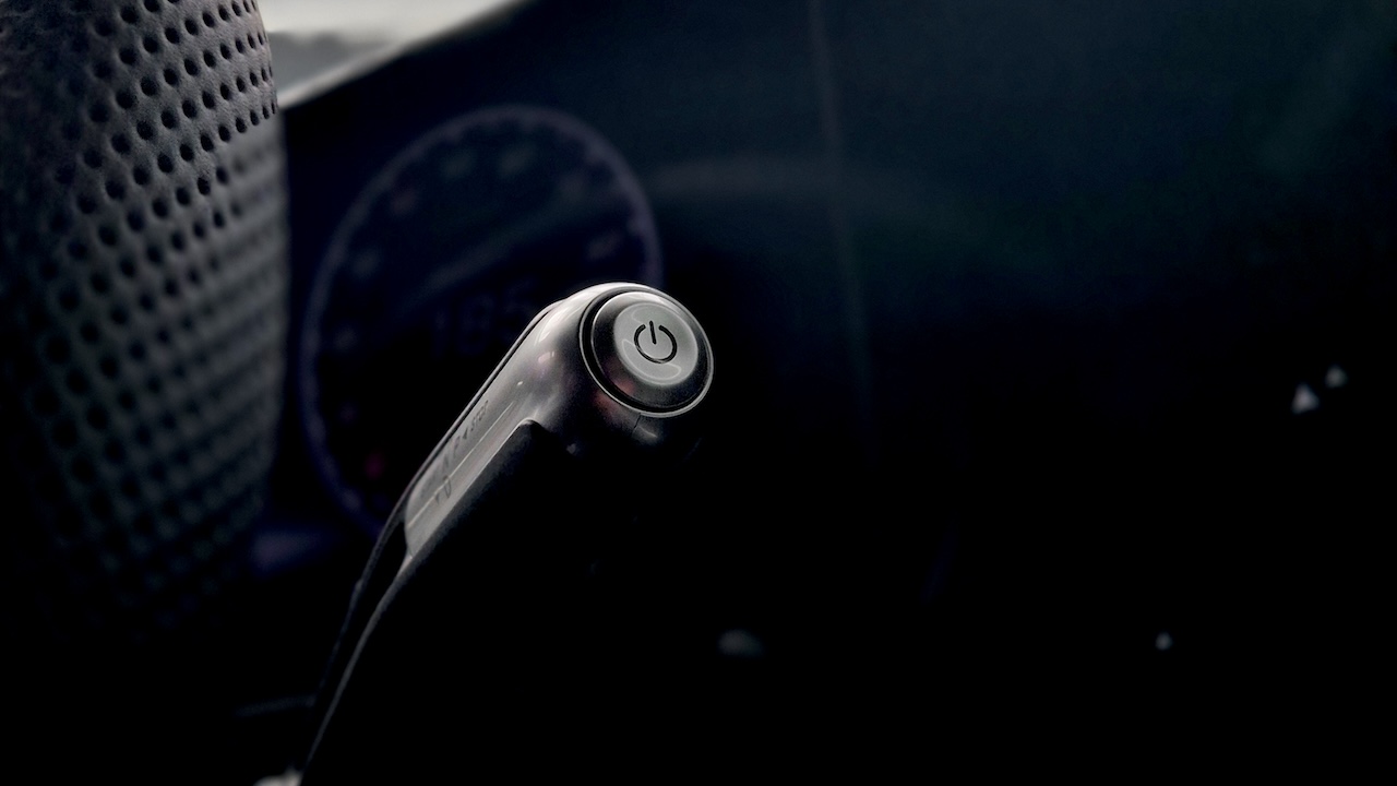 Na zdjęciu widzisz wajchę do zmiany przełożeń w Nowym CLA i nowy przycisk START