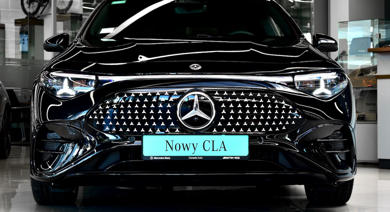 Na zdjęciu przód Nowego CLA w kolorze czarnym z 142 podświetlanymi gwiazdkami Mercedes-Benz