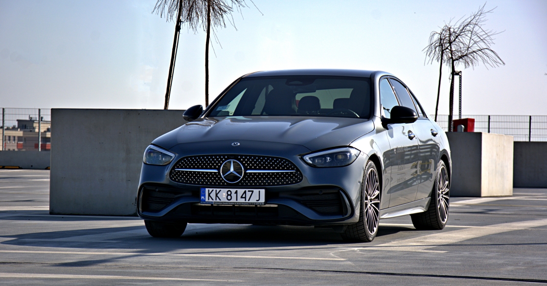 na ekranie widzisz Mercedesa Klasy C w wyprzedaży rocznika w atrakcyjnej racie dostępny od ręki w Sobiesław Zasada Automotive