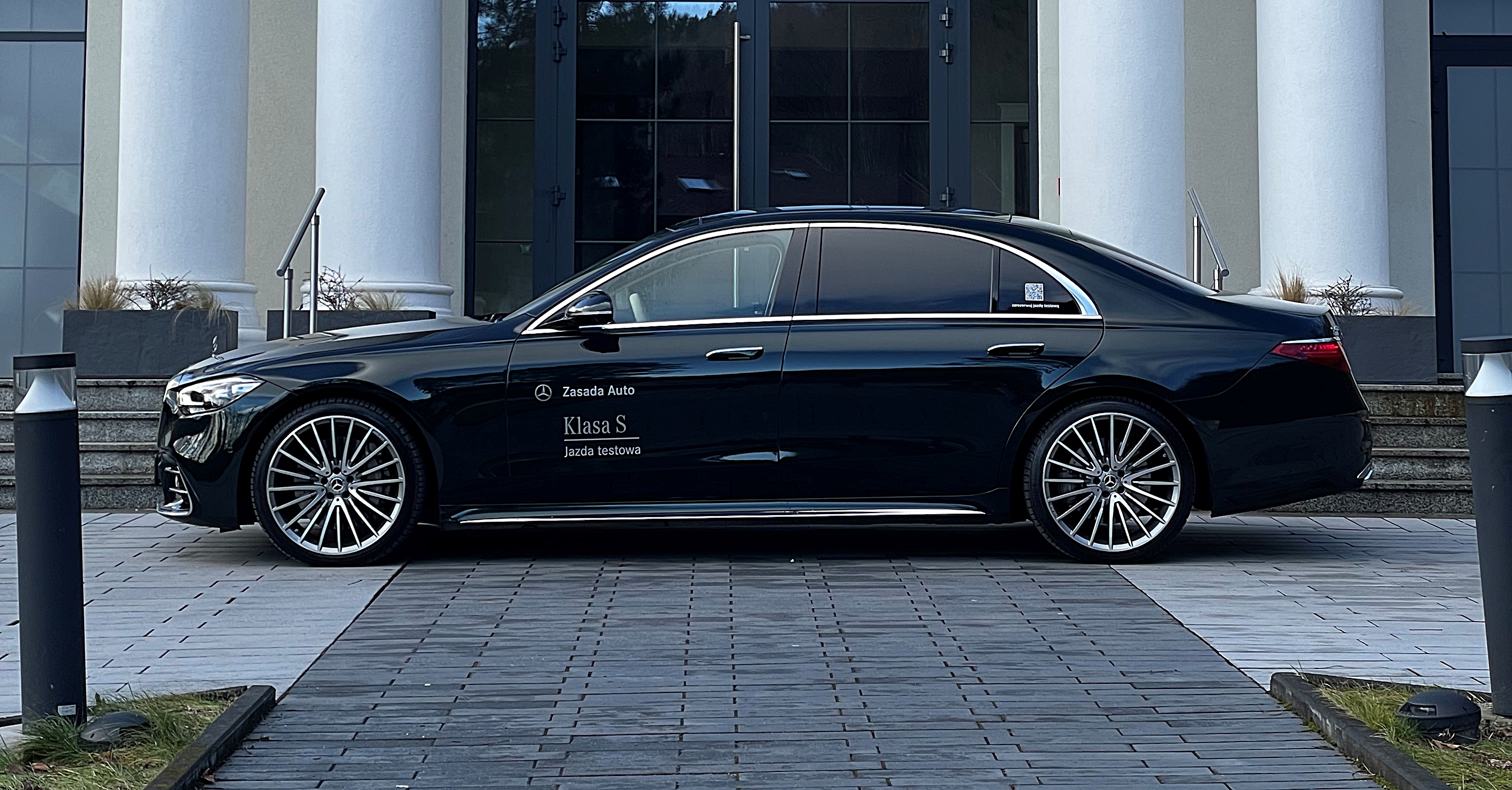 na ekranie widzisz Mercedesa Klasy S w wyprzedaży rocznika w atrakcyjnej racie dostępny od ręki w Sobiesław Zasada Automotive