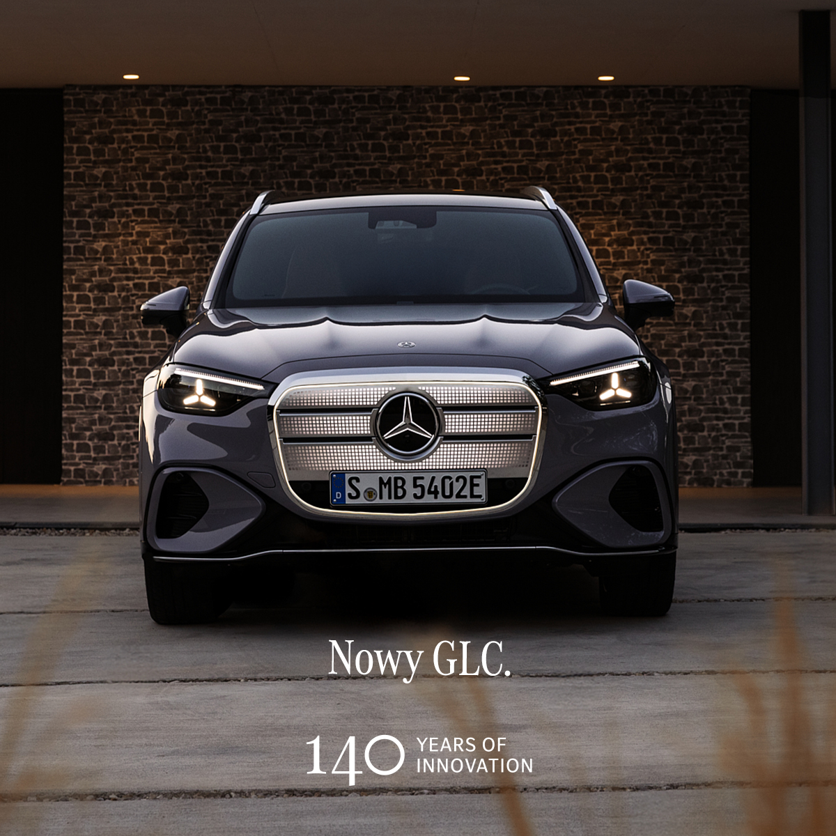 Na zdjęciu widzisz elektrycznego Mercedesa GLC.