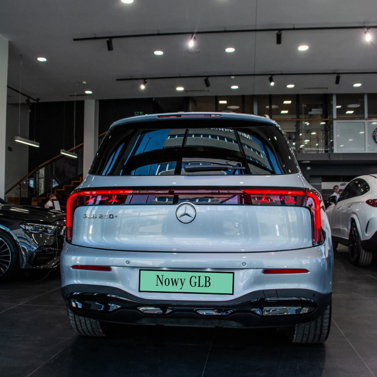 Nowy elektryczny Mercedes-Benz GLB - tył bryły samochodu 