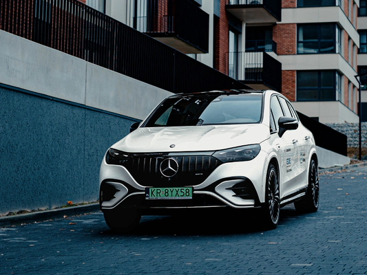 Na zdjęciu widać&nbsp;Mercedes-Benz EQE SUV w kolorze białym