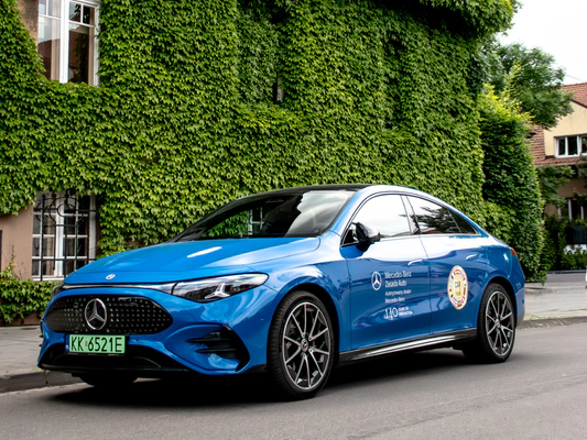 Na zdjęciu widać&nbsp;Mercedes-Benz CLA z technologią EQ w kolorze niebieskim