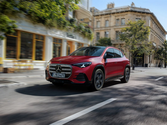Na zdjęciu widać&nbsp;Mercedes-Benz GLA w kolorze czerwonym