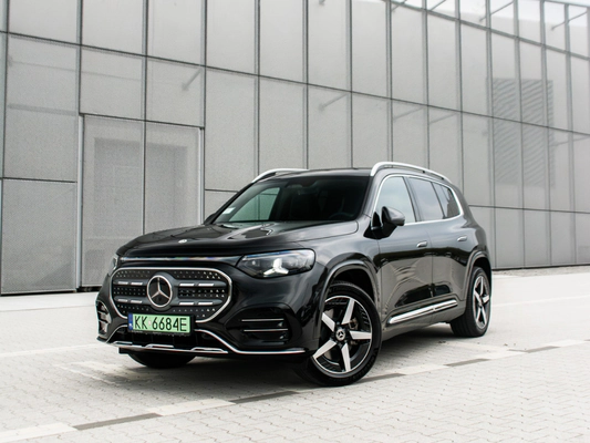 Na zdjęciu widać&nbsp;Mercedes-Benz GLB z technologią&nbsp;EQ w kolorze czarnym