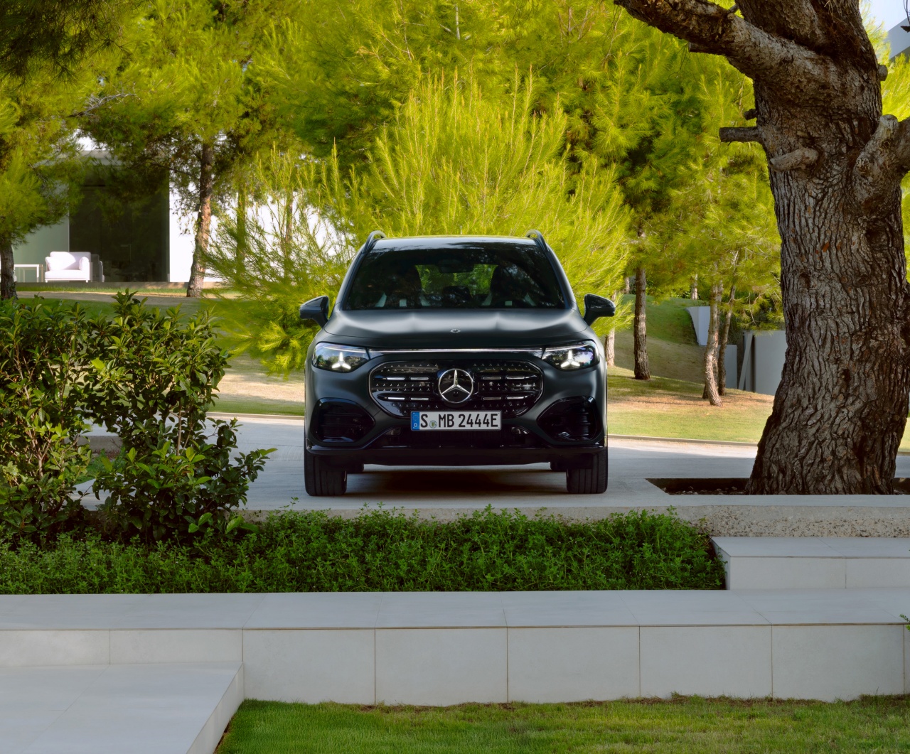 Na zdjęciu widzisz nowego Mercedesa GLB z przodu