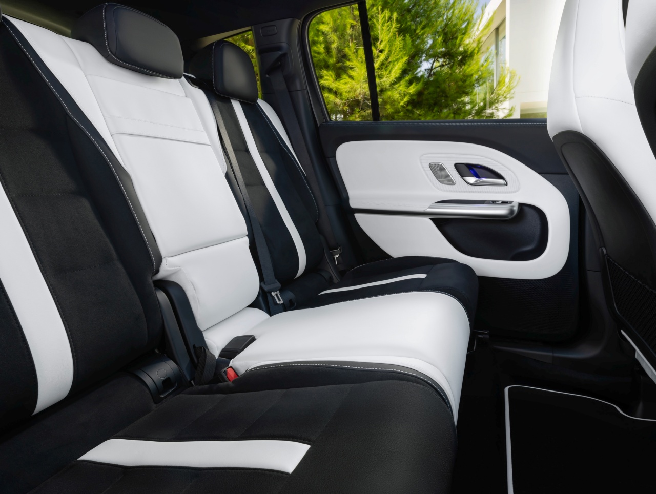 Na zdjęciu widzisz tylną kanapę nowego Mercedesa GLB