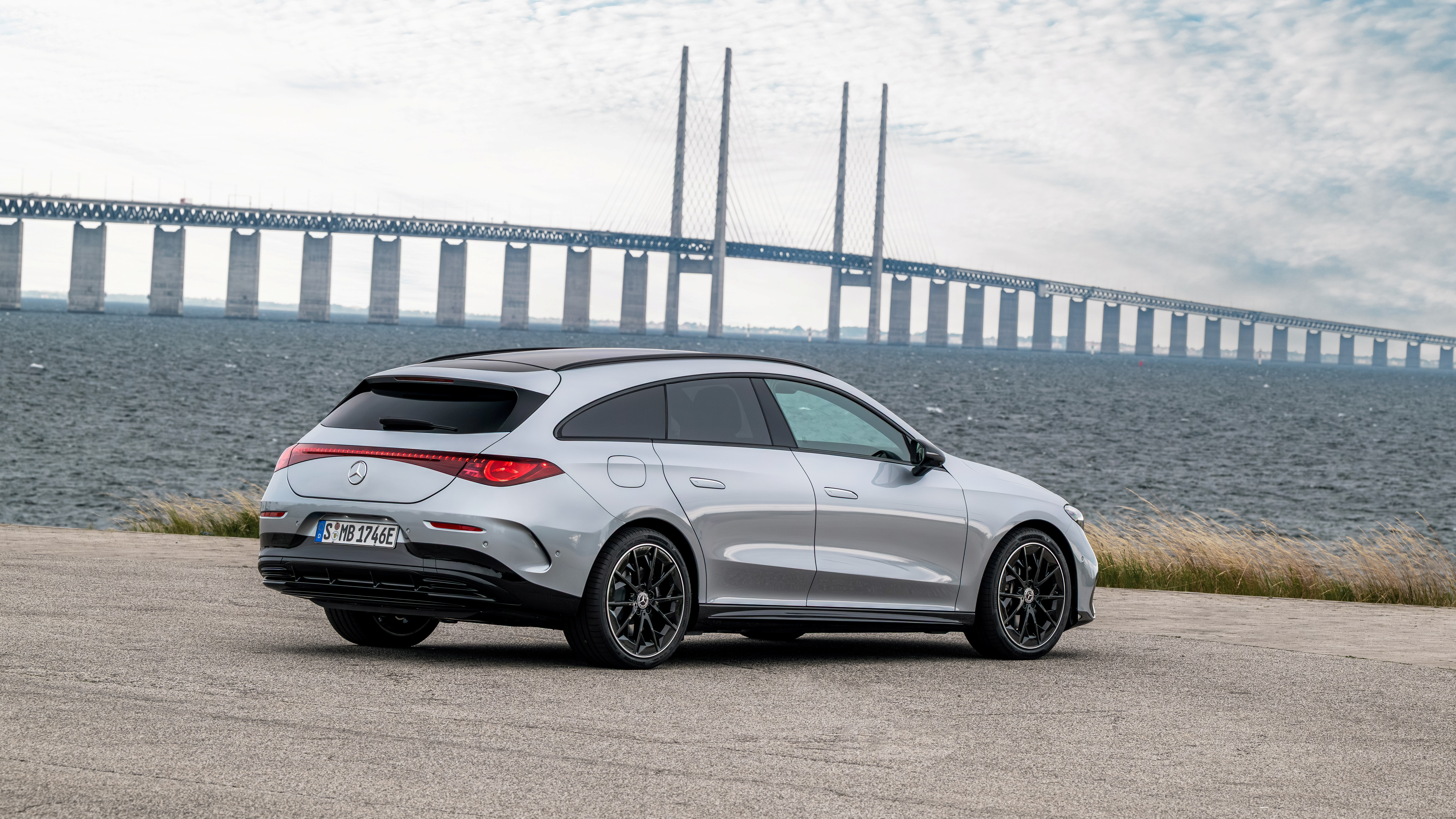 Zdjęcie przedstawia elektrycznego Mercedes-Benz CLA Shooting Brake