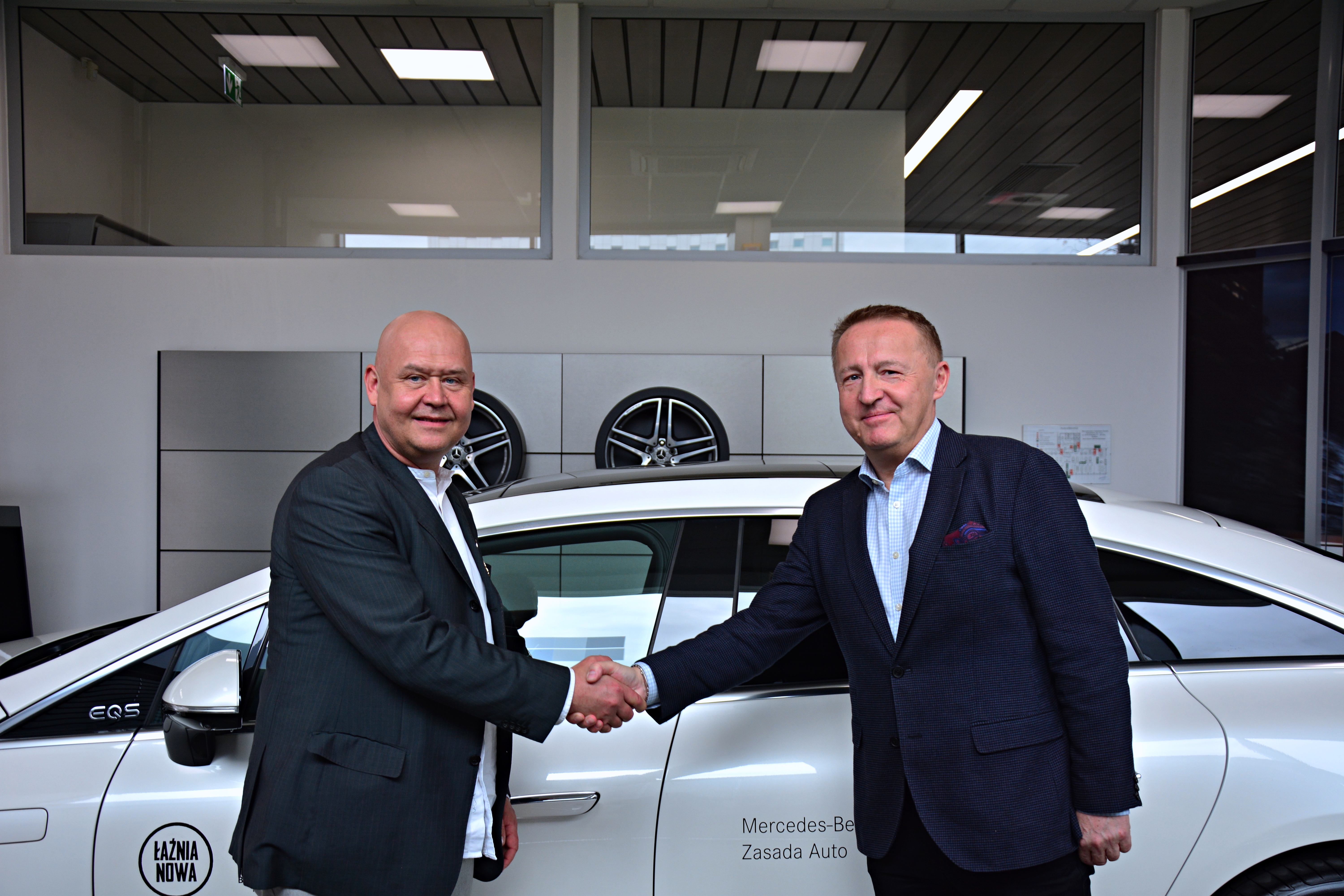 Mercedes-Benz EQS 450+ dla Teatru Łaźnia Nowa