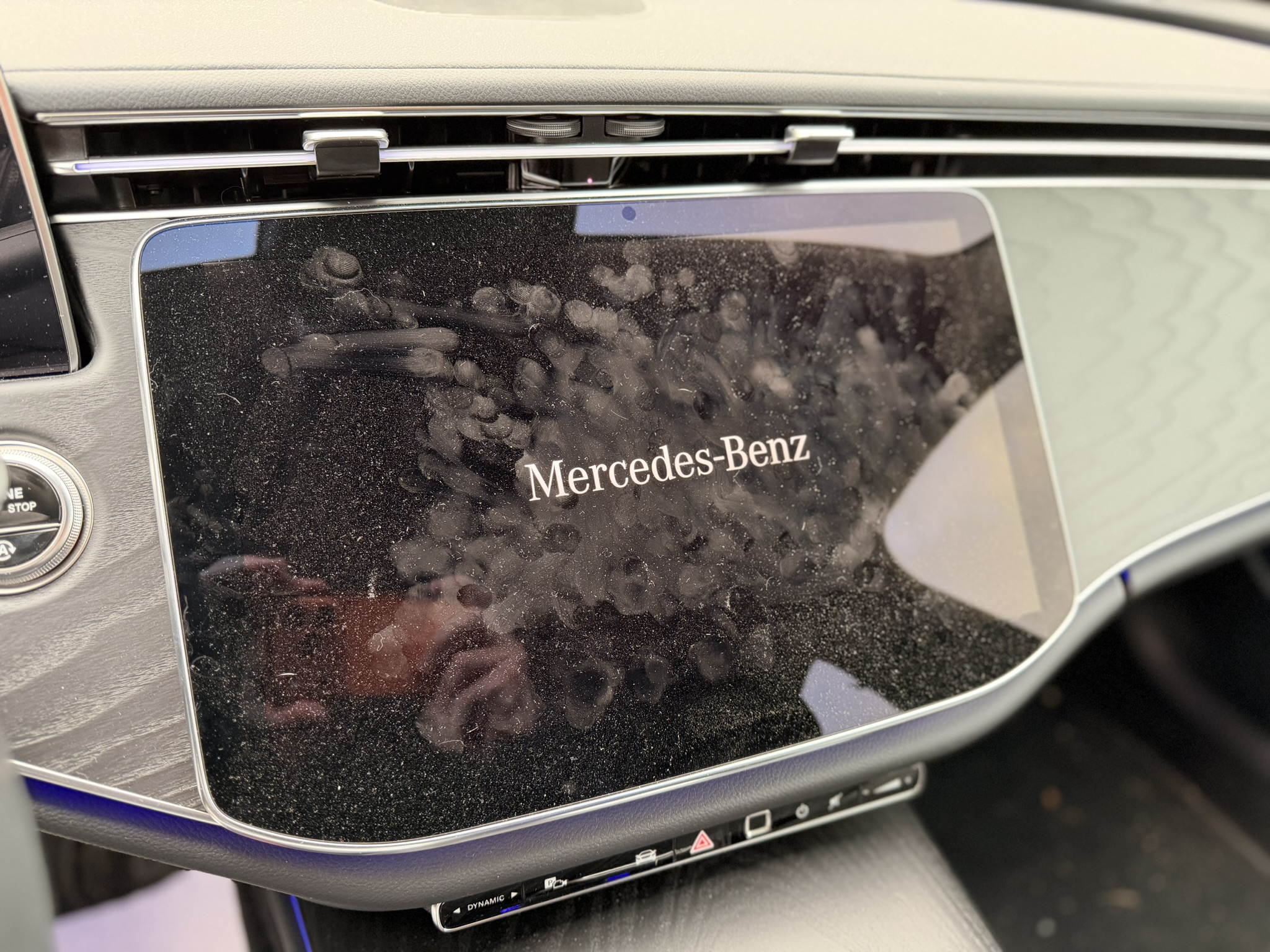 Na zdjęciu widzisz brudny, upalcowany, ekran w samochodzie Mercedes-Benz przed wykonaniem usługi: zabezpieczenie ekranu folia ochronna w Sobiesław Zasada Automotive już od 165 zł
