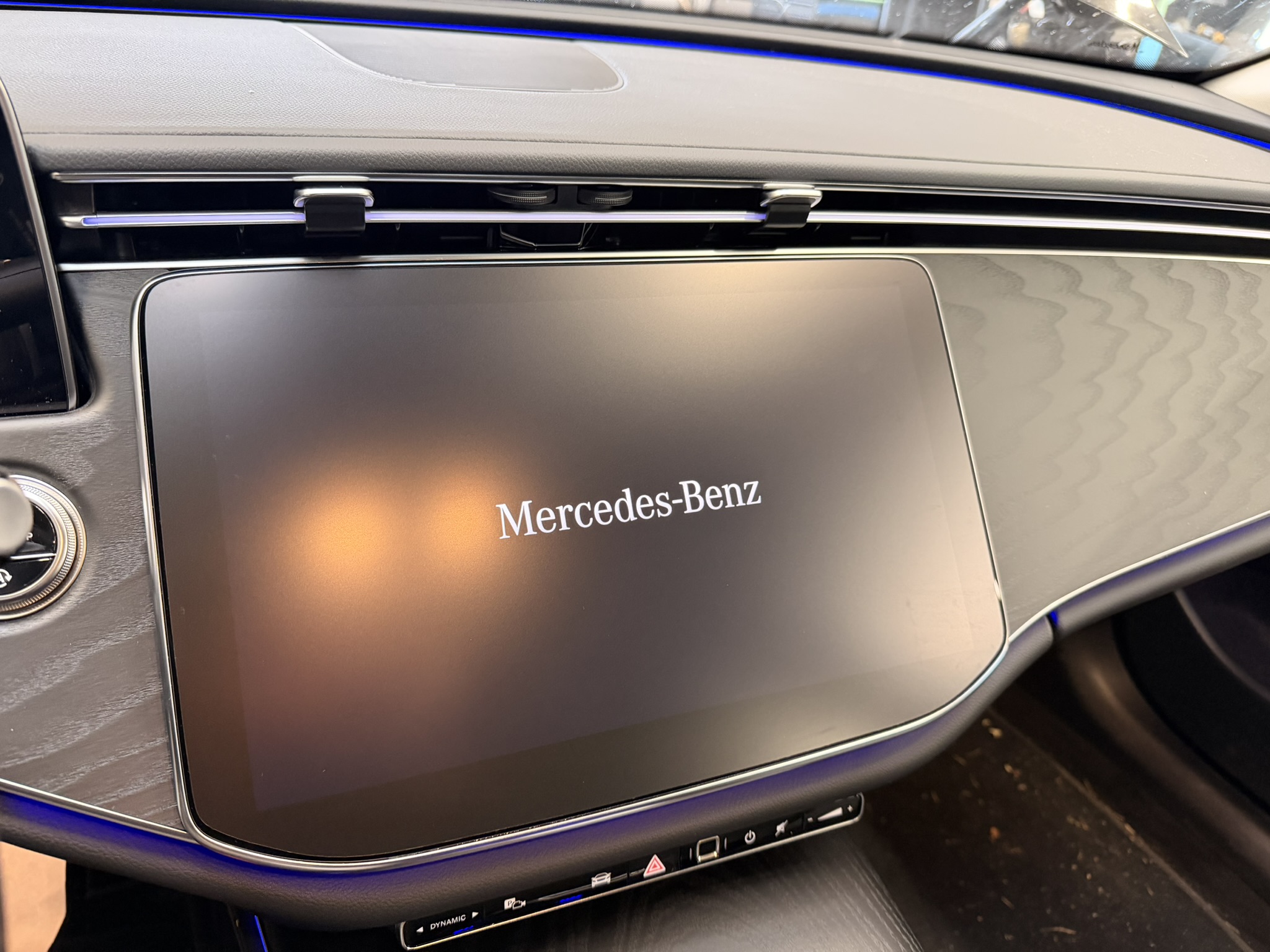 Na zdjęciu widzisz czysty, zadbany ekran w samochodzie Mercedes-Benz już po wykonaniu usługi: zabezpieczenie ekranu folią ochronną w Sobiesław Zasada Automotive już od 165 zł