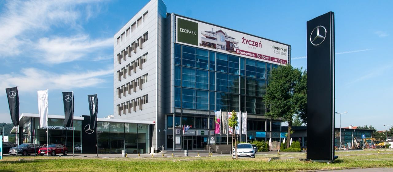 Na zdjęciu widać Salon i serwis Mercedes-Benz przy Armii Krajowej 17