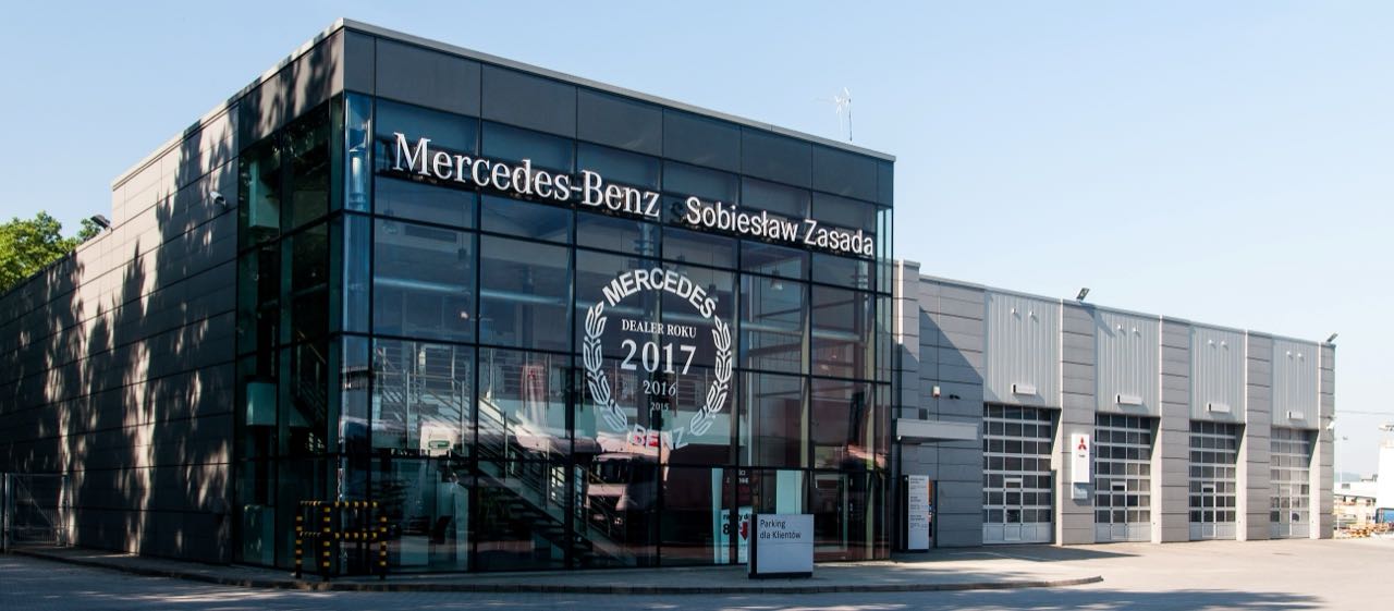 Na zdjęciu widać Salon i serwis Mercedes-Benz przy prof. Adam Rożańskiego w Modlniczce