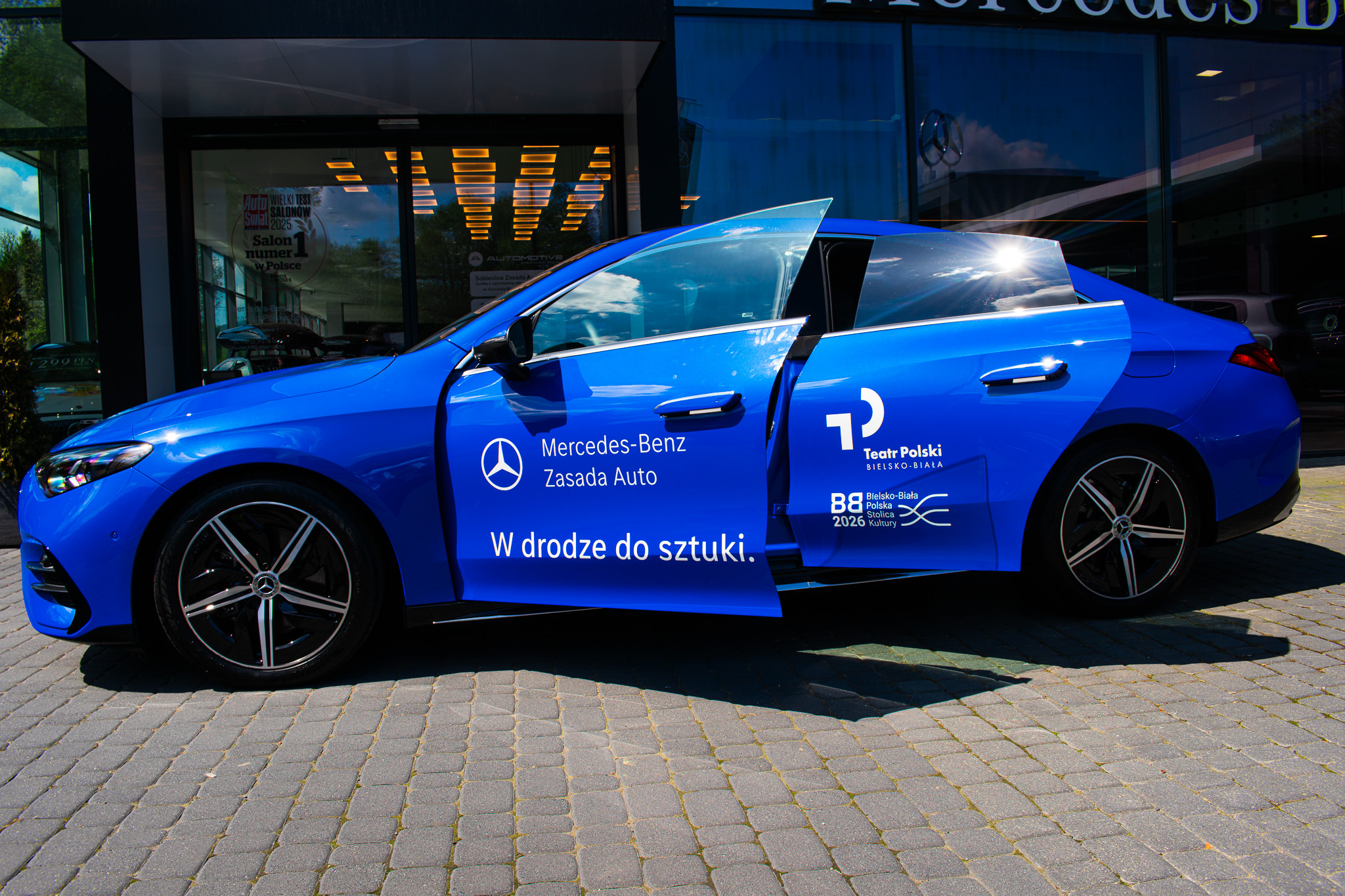 Współpraca teatru Polskiego w Bielsku-Białej z dealerem Mercedes-Benz Sobiesław Zasada Automoive, samochód oklejony hasłem "W drodze do sztuki"