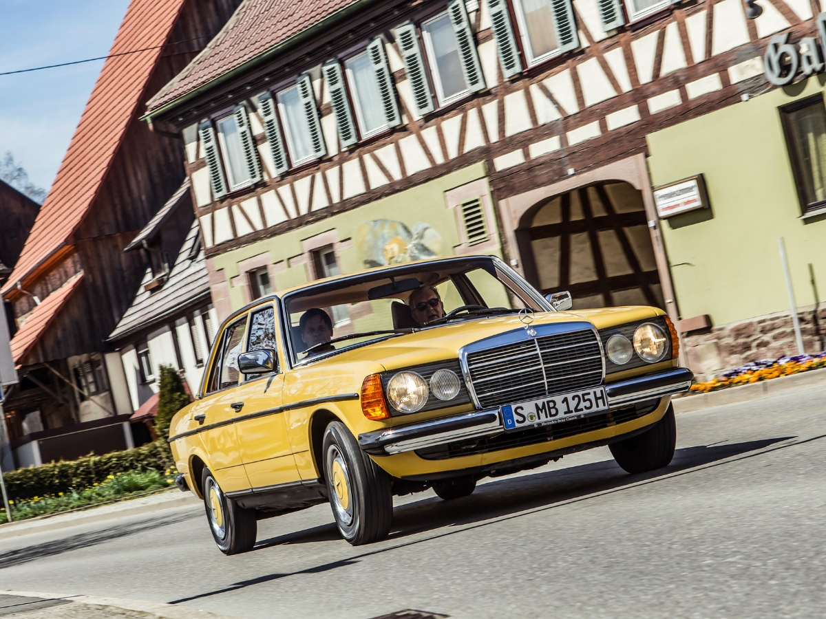 zdjęcie przedstawia klasyczny model Mercedes-Benz
