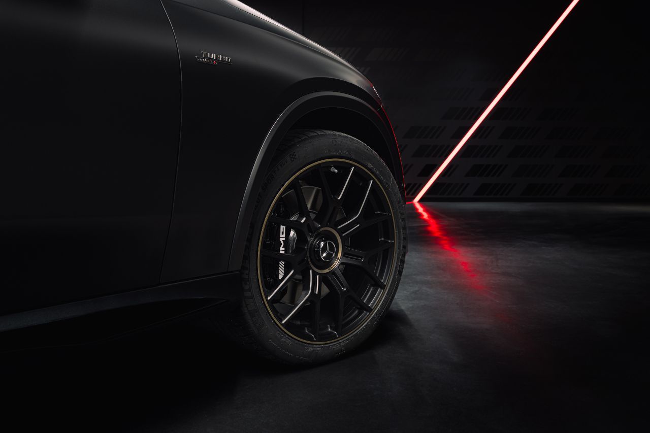 Na zdjęciu widać koło Mercedes-Benz GLC 