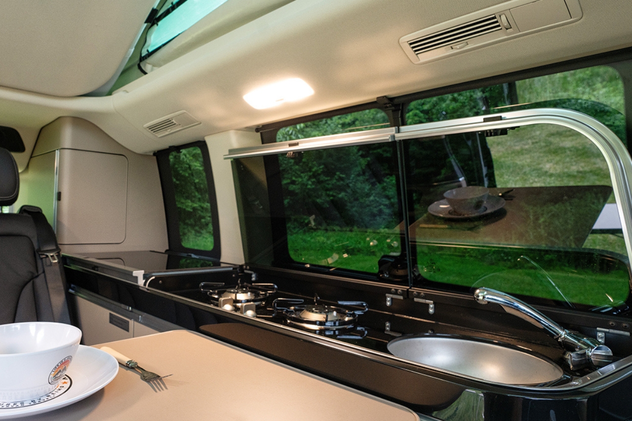zdjęcie przedstawia kuchnię w kamperze