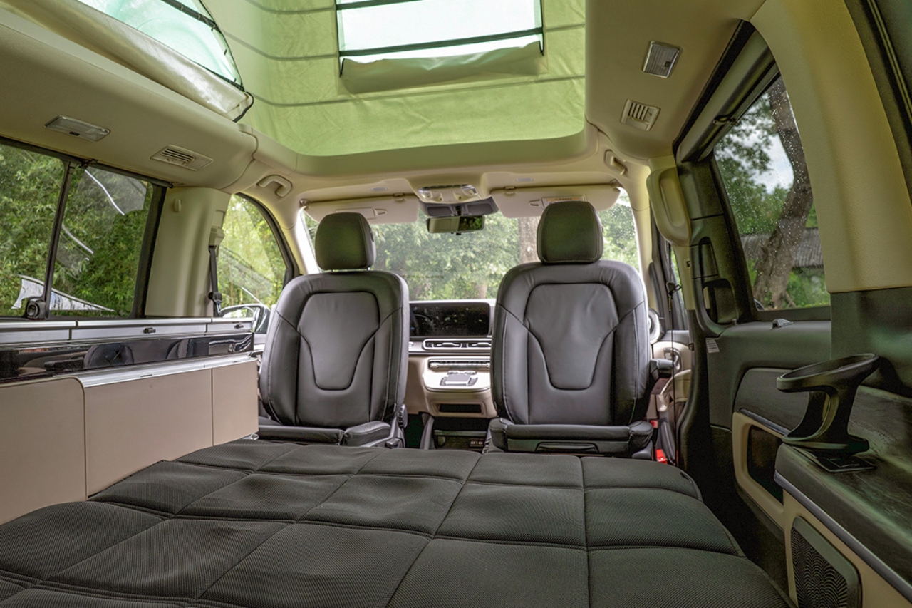 zdjęcie przedstawia wnętrze ekskluzywnego kampera