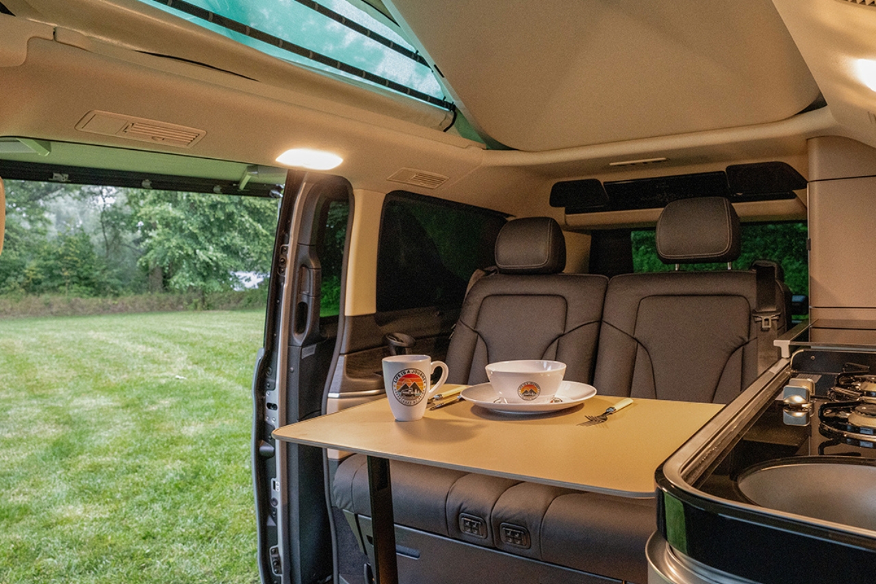 zdjęcie przedstawia wnętrze kampera z wyposażeniem