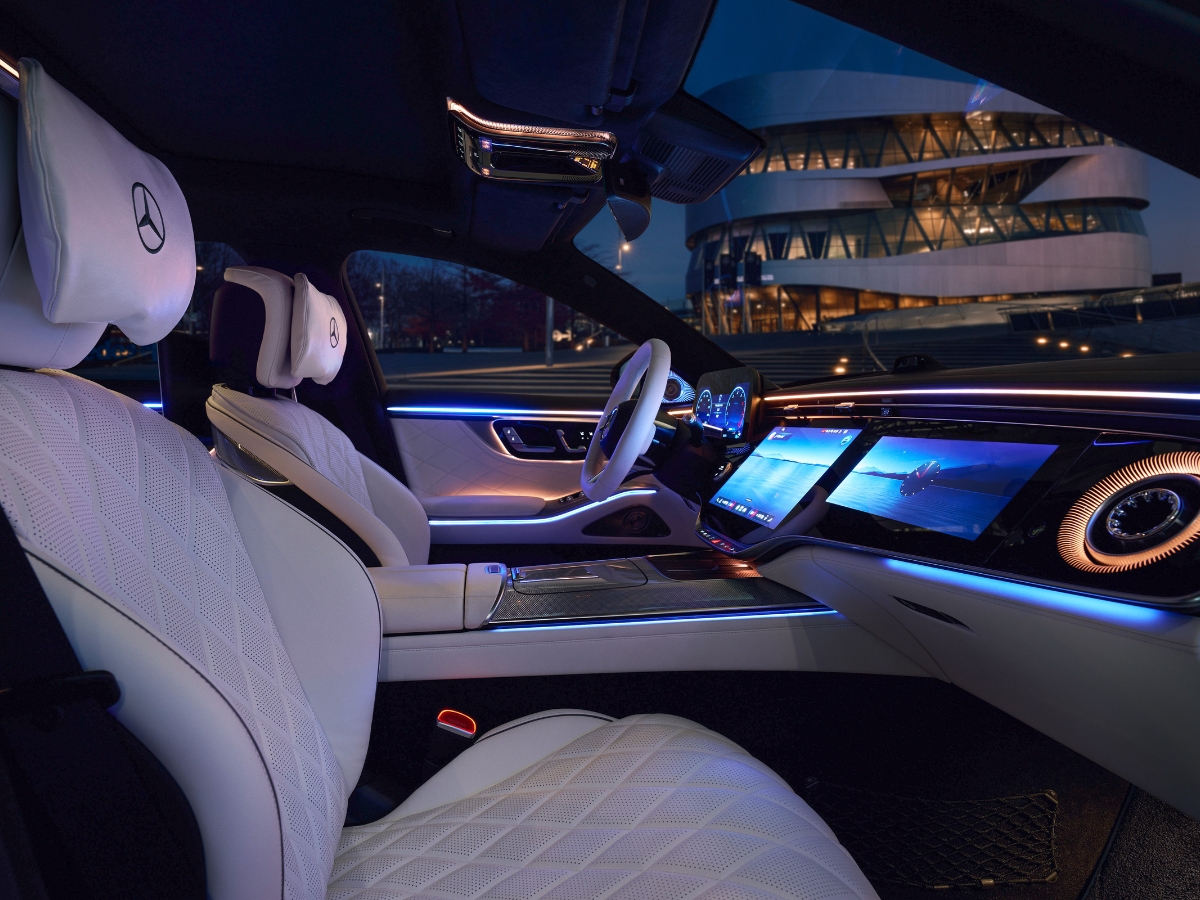 środek nowego samochodu Mercedes-Benz Klasa S