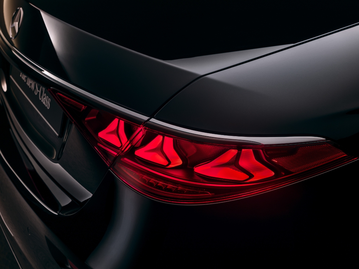tył samochodu, pokazanie świateł nowy Mercedes-Benz klasa S