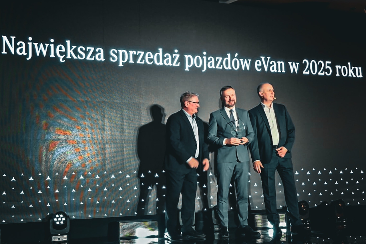 Zdjęcie przedstawia osoby odbierające nagrodę