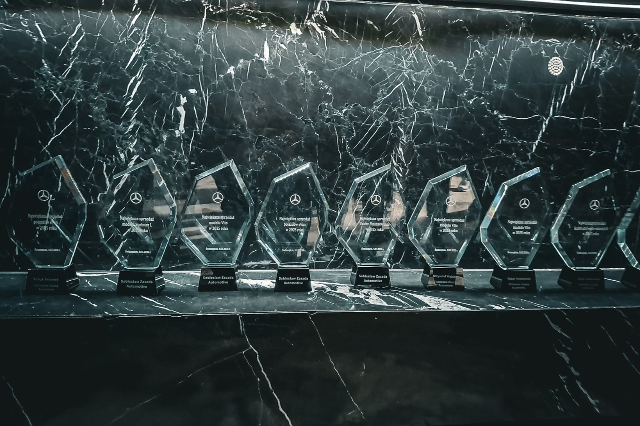 Zdjęcia przedstawiają statuetki