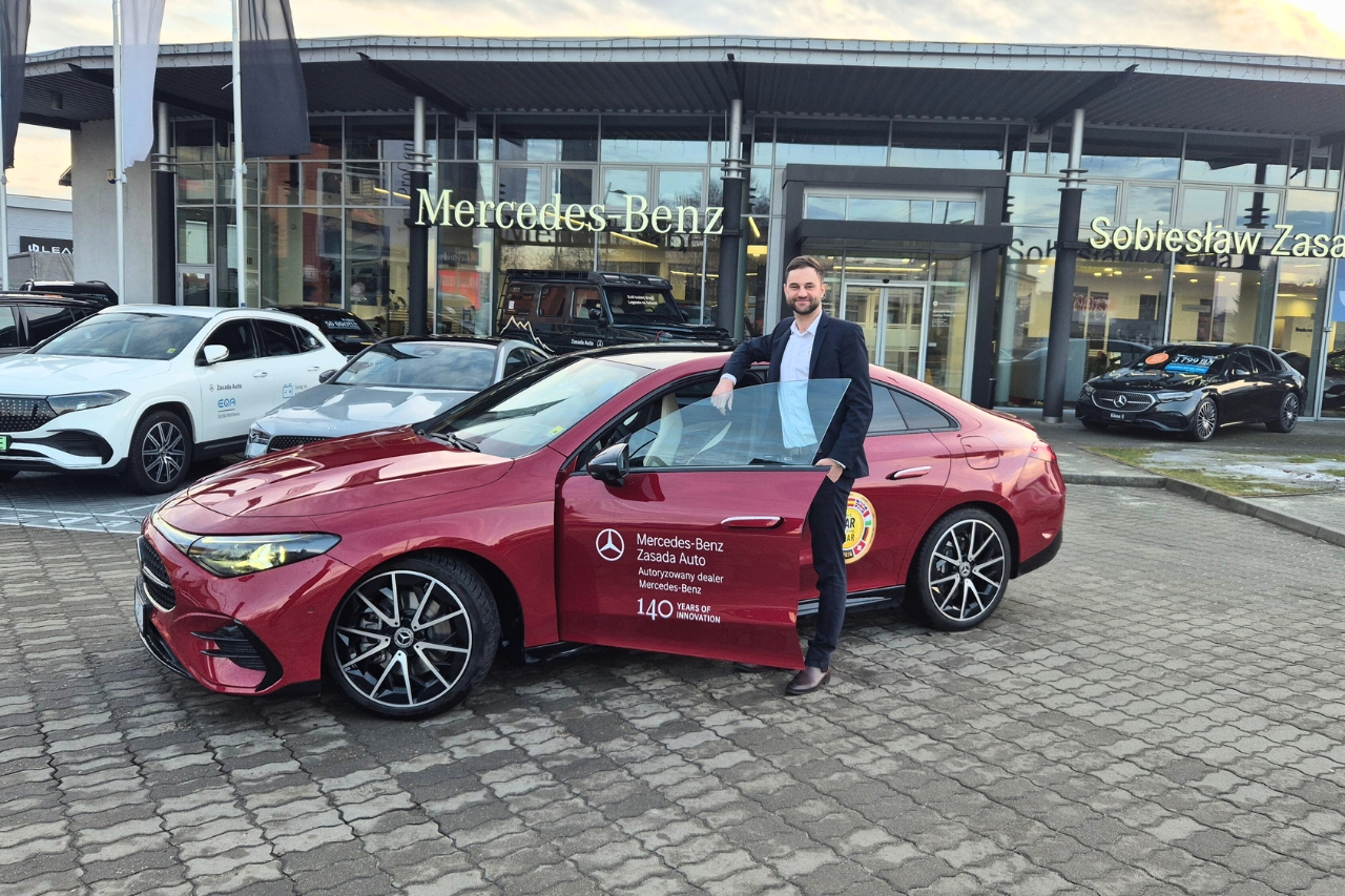 zdjęcie przedstawia osobę przy nowym samochodzie Mercedes-Benz CLA spalinowy