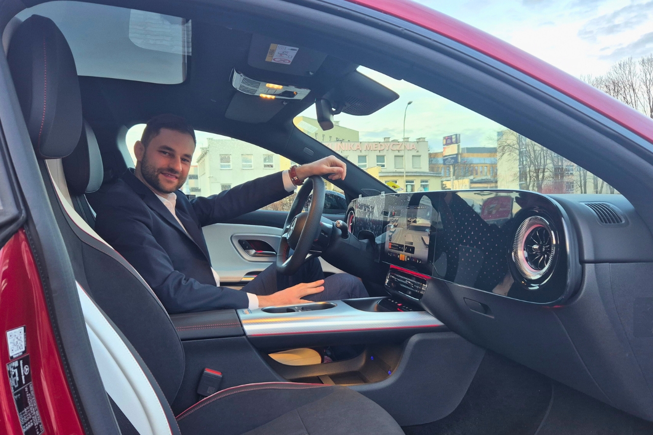 Zdjęcie przedstawia osobę, kt&oacute;ra jest za kierownica Mercedes-Benz CLA spalinowe