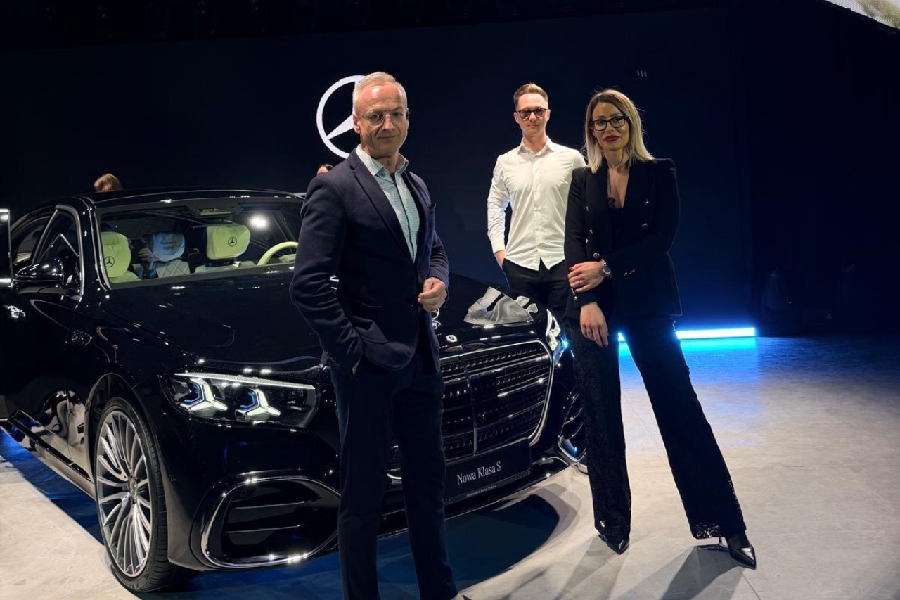 Przedstawiciele Sobiesław Zasada Automotive obok nowej ekskluzywnej klasy S