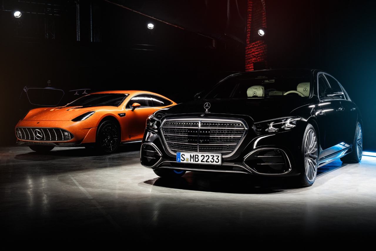 Zdjęcie przedstawia Nową klasa S oraz pokazowy model AMG