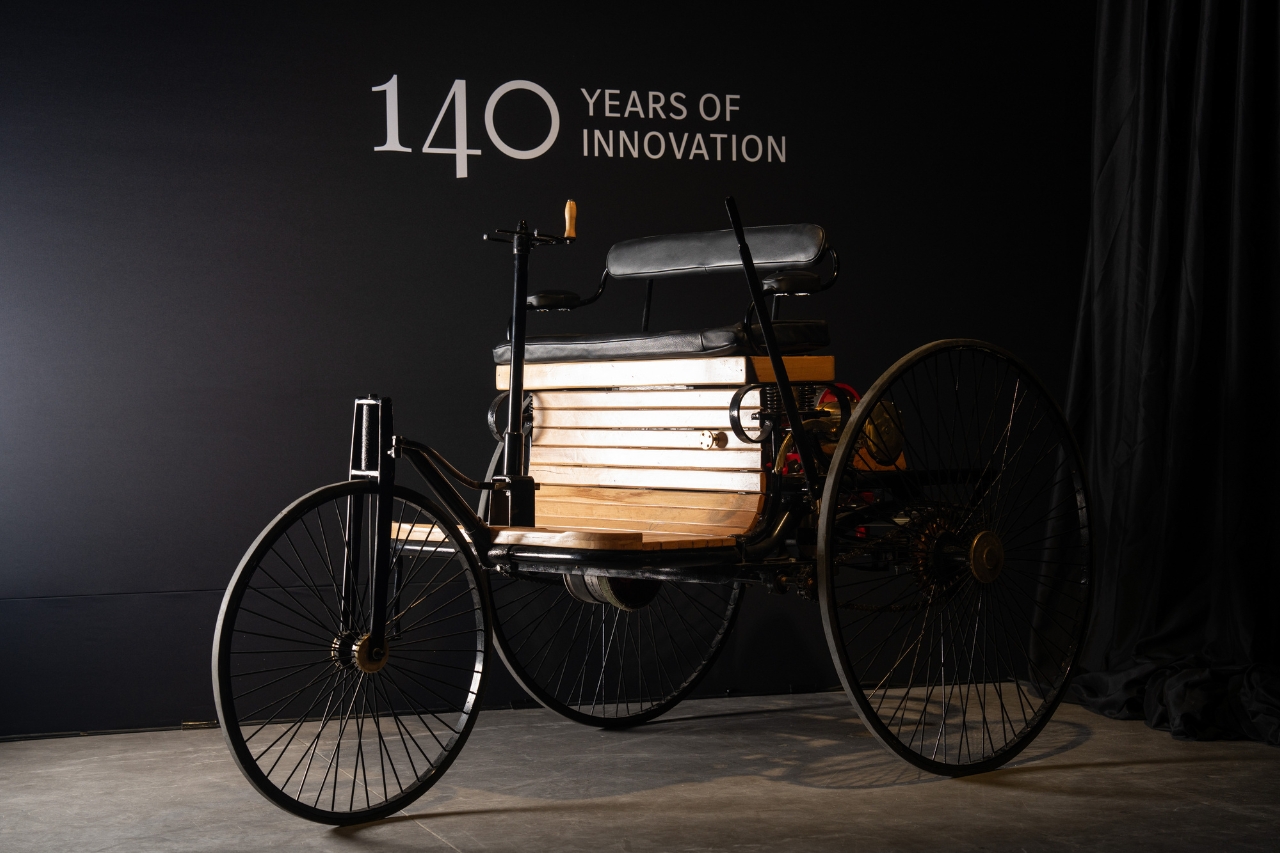 Zdjęcie przedstawia pierwszy pojazd Mercedes-Benz