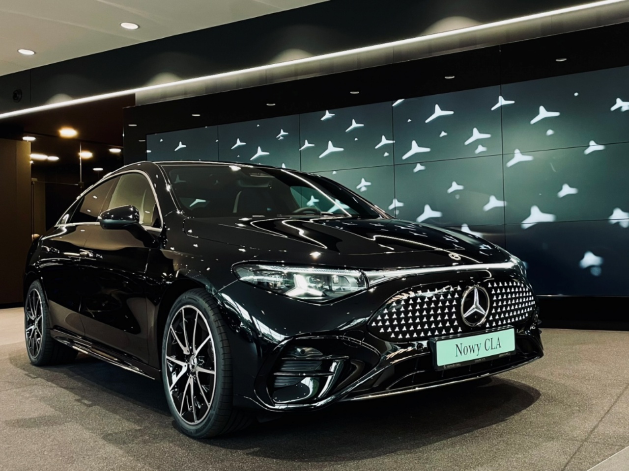 Na zdjęciu widzisz nowy, czarny model CLA