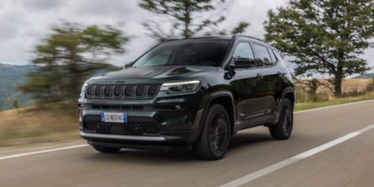 Na zdjęciu widzisz Jeepa Compass w kolorze ciemnozielonym.