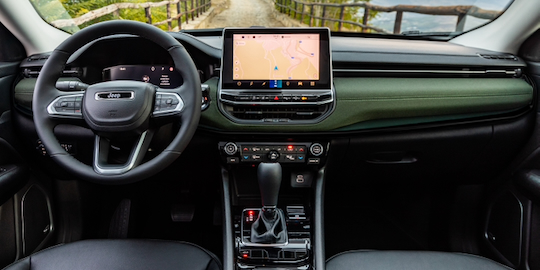 Na zdjęciu widzisz wnętrze Jeepa Compass w czarno-zielonym.