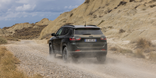 Na zdjęciu widzisz Jeepa Compass w kolorze ciemnozielonym