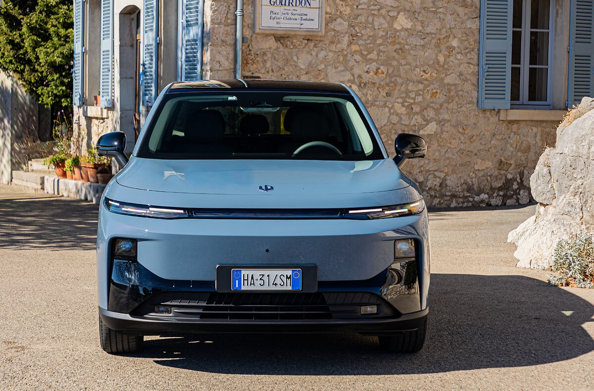 Na zdjęciu widzisz samoch&oacute;d Leapmotor B10 w kolorze niebieskim.