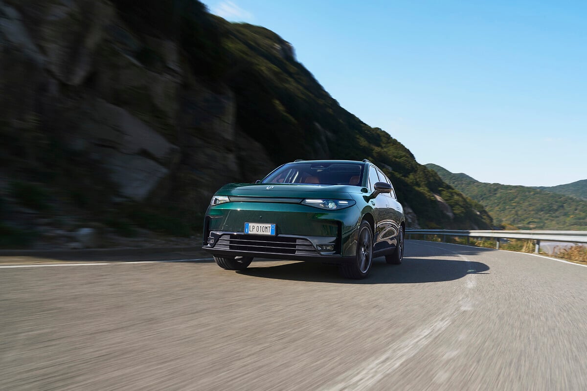 Na zdjęciu widzisz samoch&oacute;d Leapmotor C10 w kolorze ciemnozielonym.