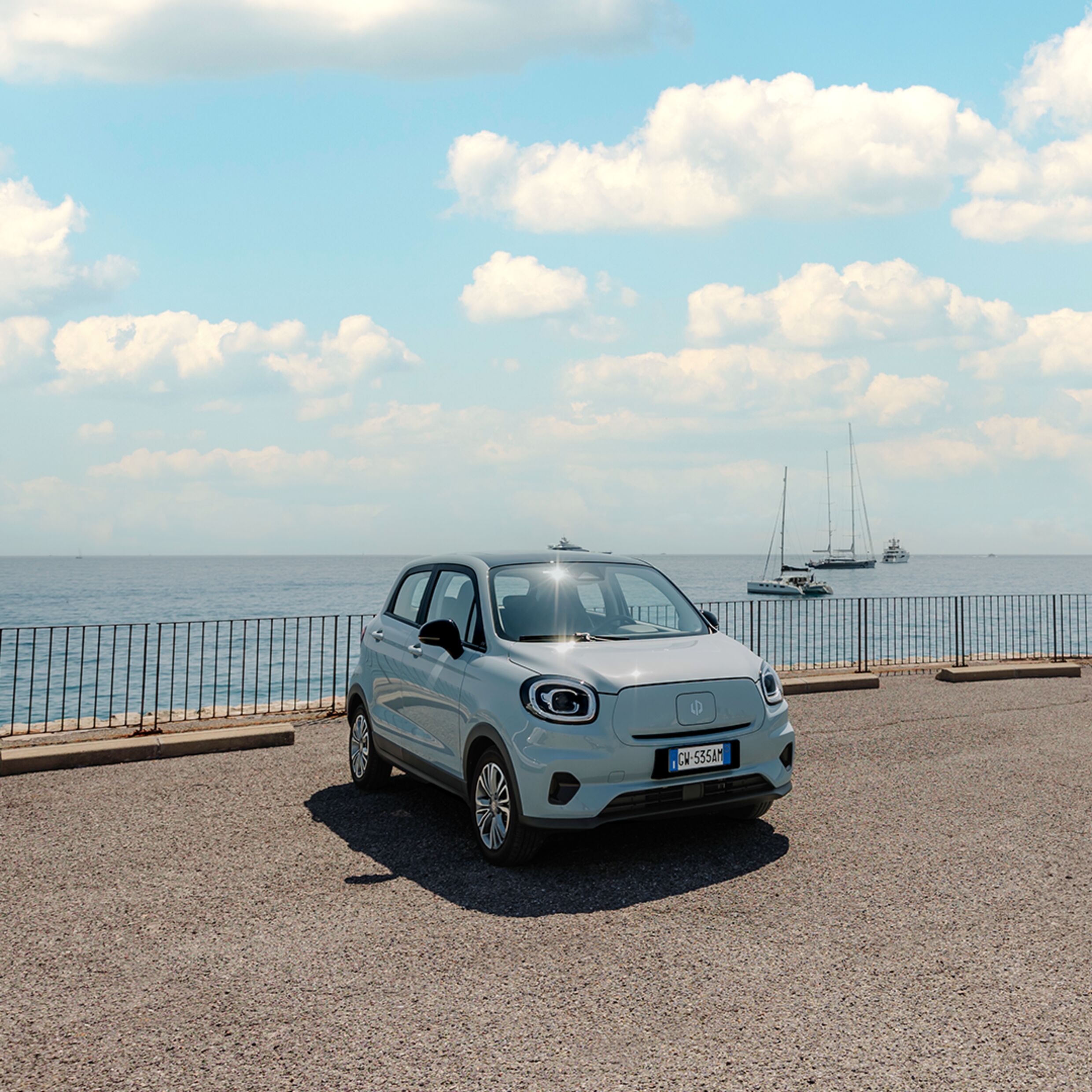 Na zdjęciu widzisz samoch&oacute;d Leapmotor T03 w kolorze błękitnym.